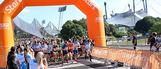 Startschuss Block 1 (Durchstarter Orange und Startzeit 1 Grün) b2run 2019  (©Foto: Martin Schmitz)